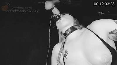 Gadis cantik dengan payudara yang sempurna di lubang kemuliaan